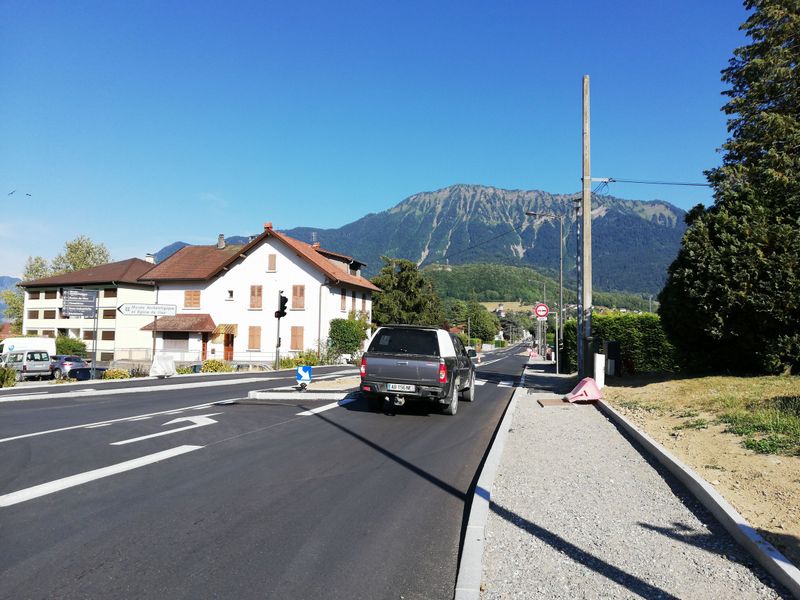 Faverges : tjrs route d'Annecy, nous nous zan retournons au zentrum : bel aménagement , tourne à gauche et retrécissement ralentisseur : mais les vélos sur le trottoir et les Bagnoles garées !