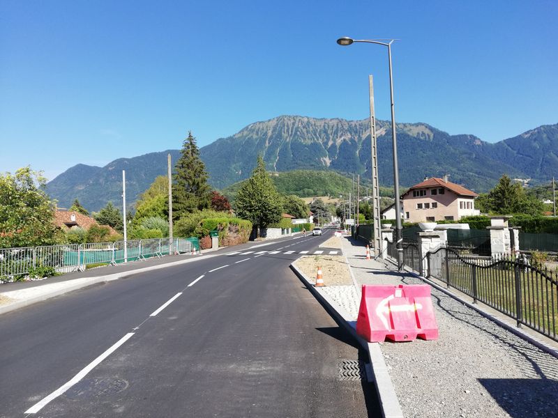 Faverges : Belle chicane certes , mais les vélos sur le trottoir peu large , ou bien dans les fleurs