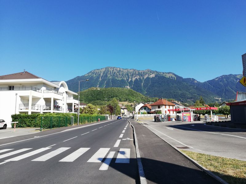 Faverges : veuillez remonter sur le trottoir