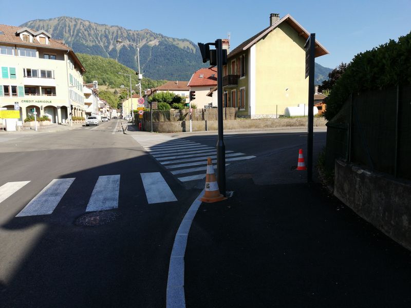 Faverges : Carrefour ; route dite d'Annecy et route de Favergettes : belle queue de poisson pour les vélos ! (2022)