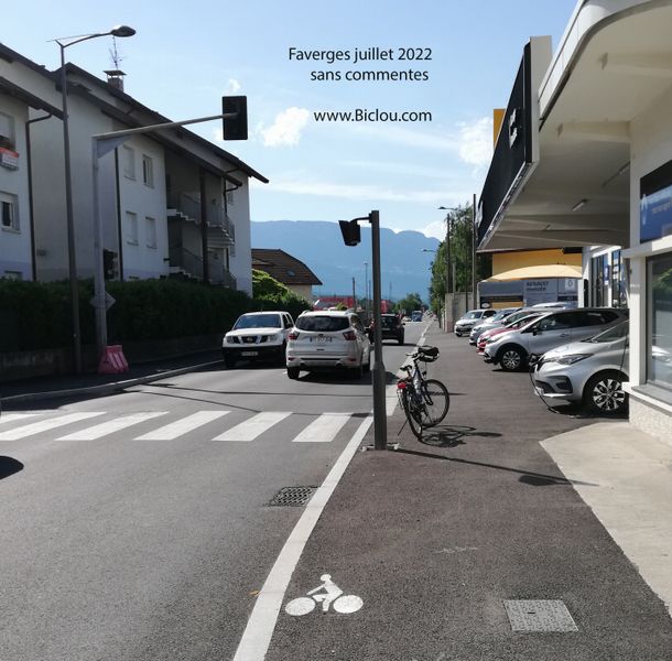 Départons donc sur le trottoire de la route d'Annecy, direction Annecy : Garage Fontaine, attention éviter le poteau et les bagnoles parfois garées un peu à l'arrache ..