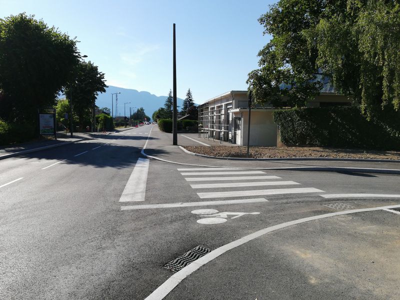 Faverges : D 2508-route de l'annonciation : 1er arrêt ! Achtung bicyclettes ..
