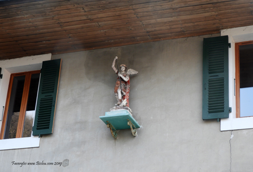 statue-st-michel-rue-du-thovey-faverges