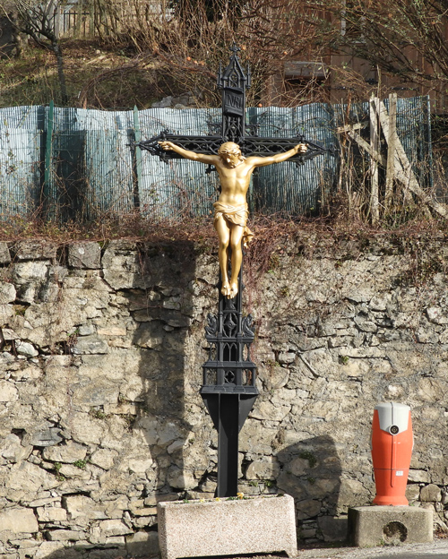 Crucifix-Faverges-sommet-ville