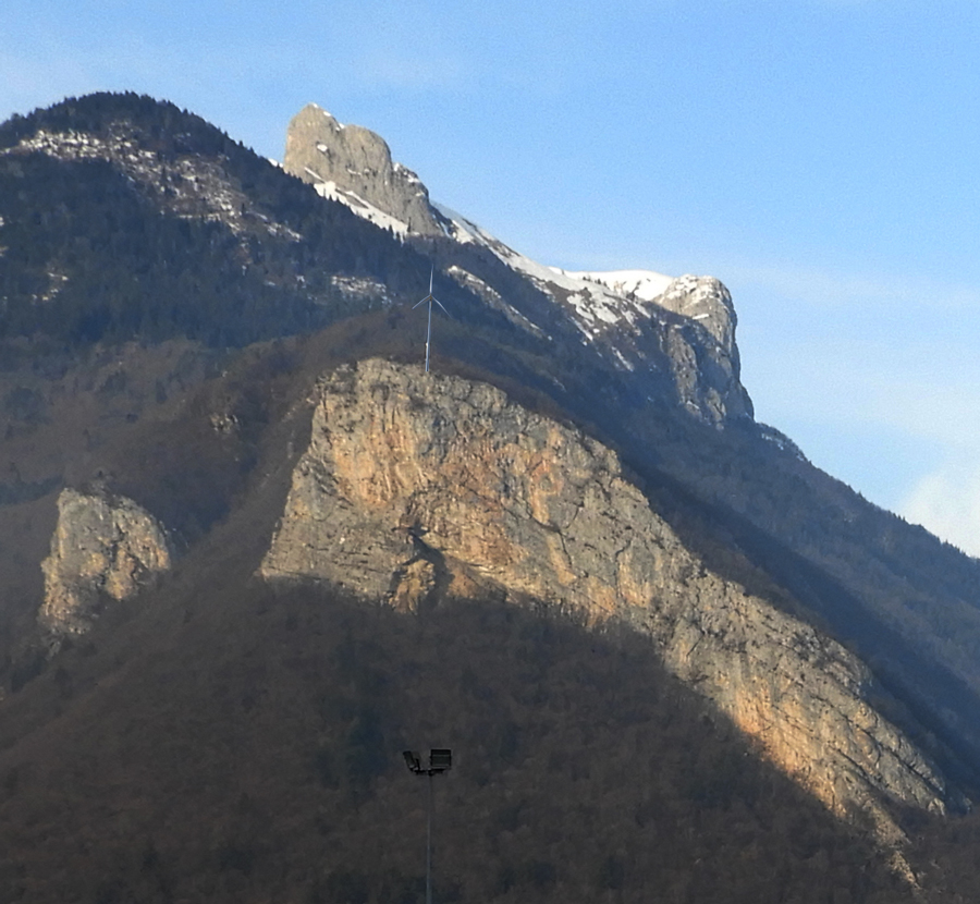 Eolienne sur le rocher de Viuz (Faverges)
