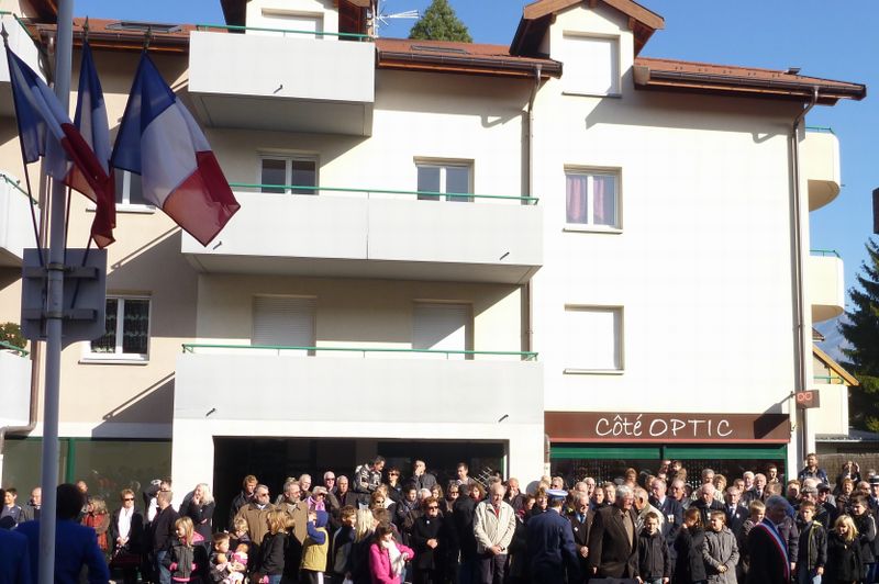 Les autorités locales de Faverges recueillies parmi la foule nombreuse ce 11-11-2011