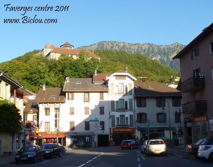 Faverges-place-carnot-donjon-dent-de-cons-2011