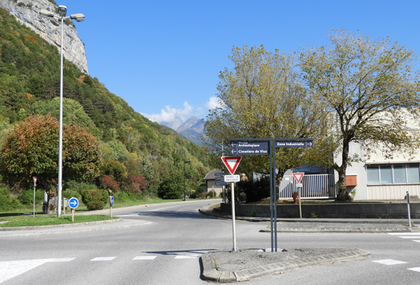 faverges-pancartes-fausses-direction-2017