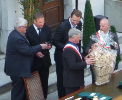 Messieurs les maires de faverges et de Roncobello lors de l'échange de cadeaux en 2010