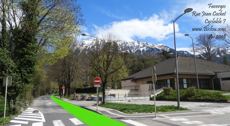La rue Jean Cochet jouxtant la salle polyvalente de Faverges et la dent de cons dans le fond