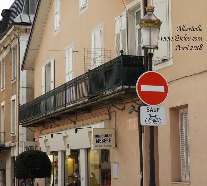 Albertville, Rue Gambetta, panneau sens interdit sauf bicyclettes et vélos par trop véloce