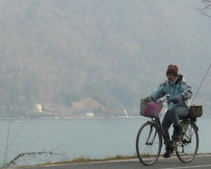 jeanette-a-bicyclette-sur-la-piste-cyclable-annecy-faverges