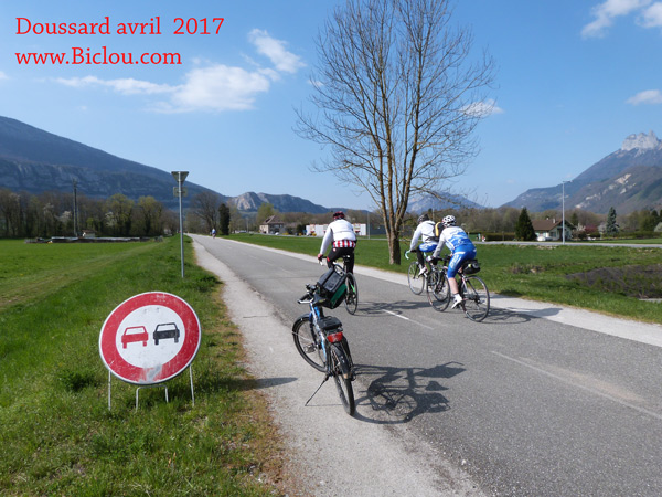 defense-de-doubler-sur-voie-verte-doussard-2017