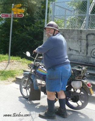 Demain-je-passe-a-la-mob-avec-le-casque-a-boulon-comme-l'-ancien-vu-en-suisse-en-2009