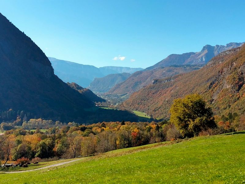 Vue sur la combe de Savoie, Le verrou de marlens dit champ froid, la favergie dans le fond et les Bauges