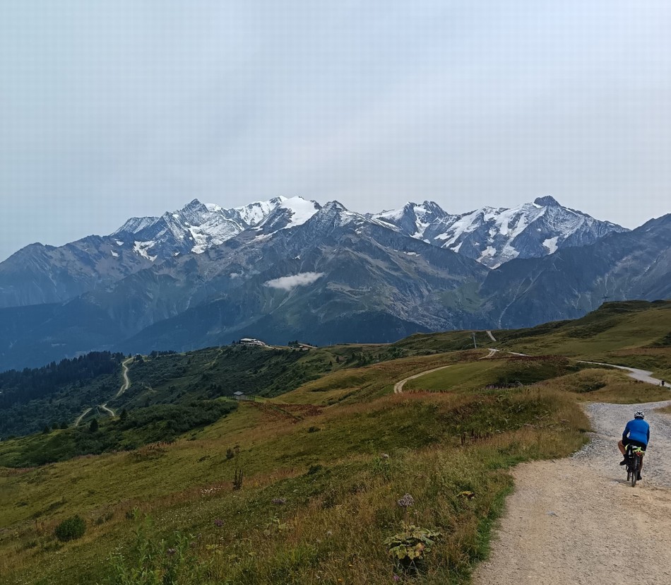 Il descend de la montagne à cheval .. devant le Mont Blanc