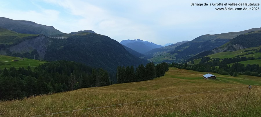 Le Barrage de la Girotte , et la vallée de Hauteluce Val Joly au dessus de Beaufort en grimpant au col