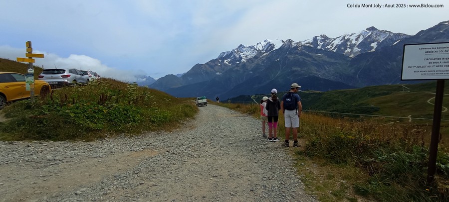 Abordant la descente vers Les Contamines, au col du Joly : Gravelle et Grave ! pente raide durant 7 km (800 m de delta H)