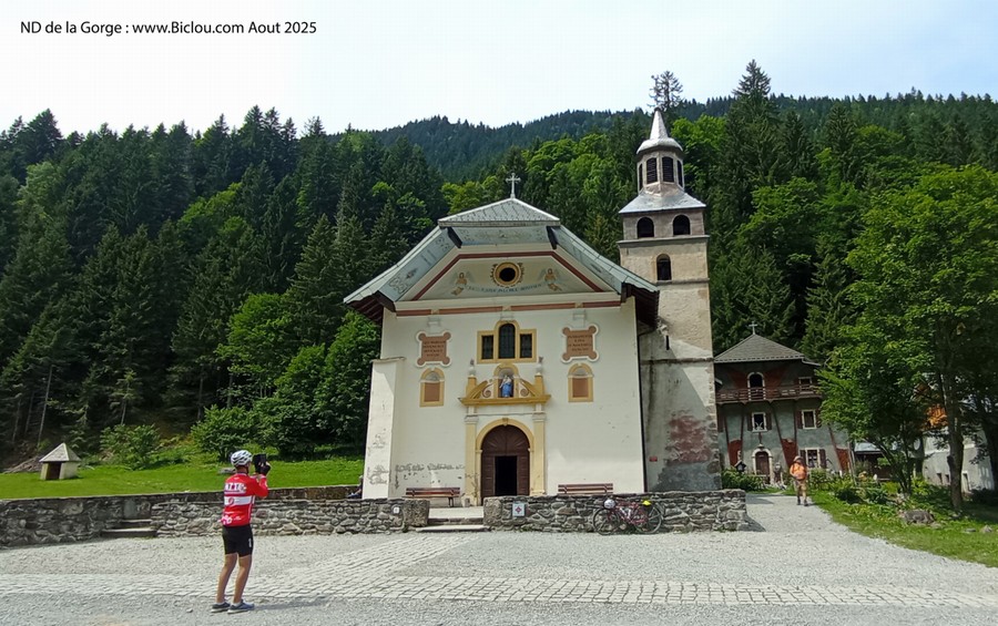 Le Polo mettant la chapelle de Notre dame de la Gorge en bouteille ..
