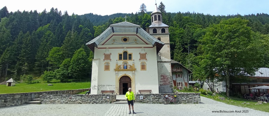 Un claudio posant en canari, devant l'église de Notre dame de la Gorge (Les Contamines MonTJoie)