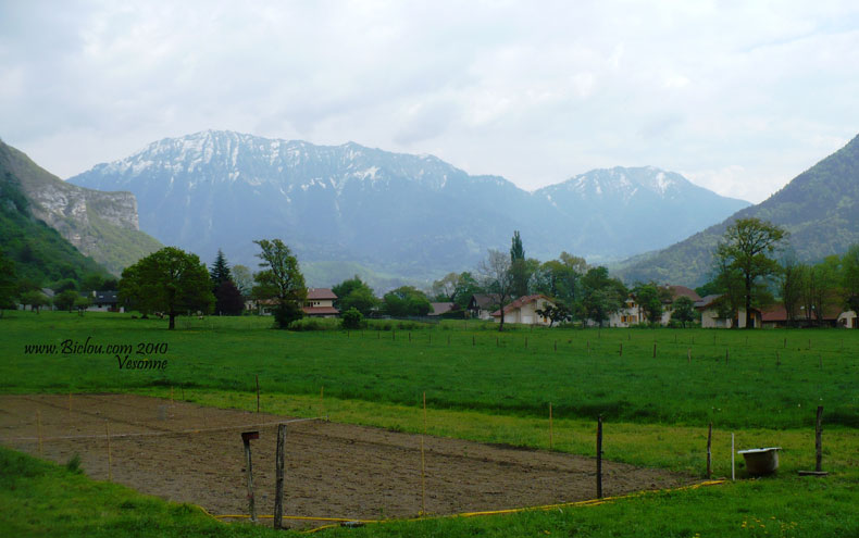 Vue sur Faverges et la Dent de cons depuis Vesonne en 2010