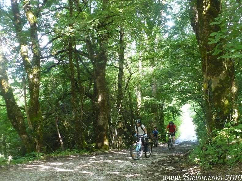 Arrivée à Giez par la Serraz VTT