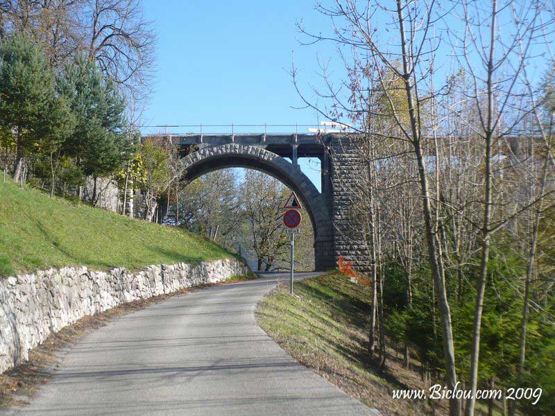 La motte et Favergettes : Sous le pont de Seythenex