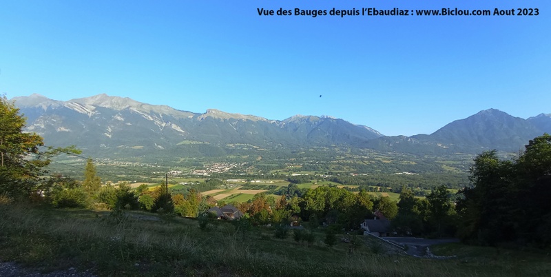 Vue sur les Bauges et la combe de Savoie lors de la montée à l'Ebaudiaz
