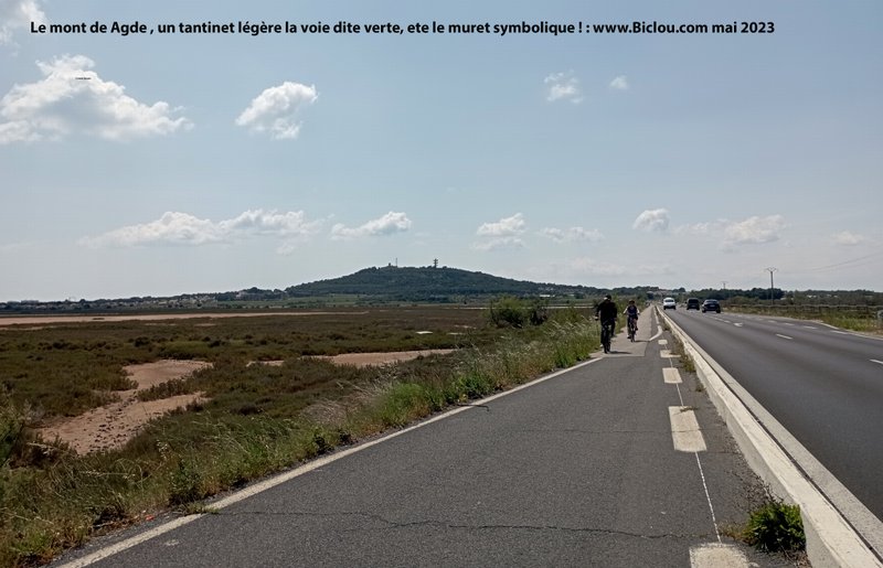 Sur l'Euro-vélo-8 : Le Mont d'Agde dans le fond