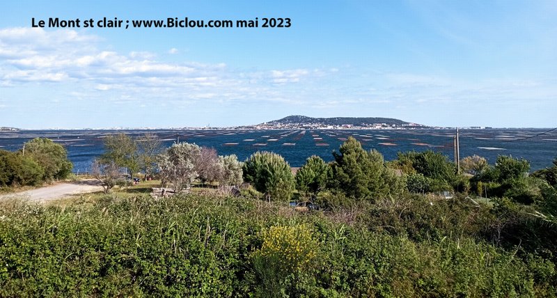 Sète ; Le Mont saint clair au delà de l'étang de Thau, qui tôt au tard disparaitra ..