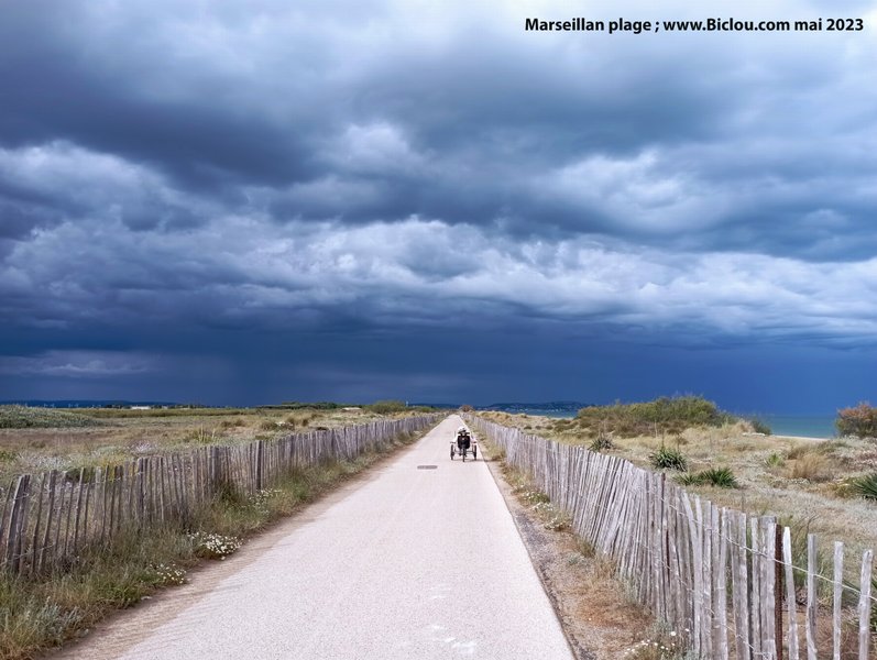 Sale temps annoncé Sur la piste cyclable Marseillan plage , long de la mer (Euro-vélo-8 ; Vers l'Espagne)