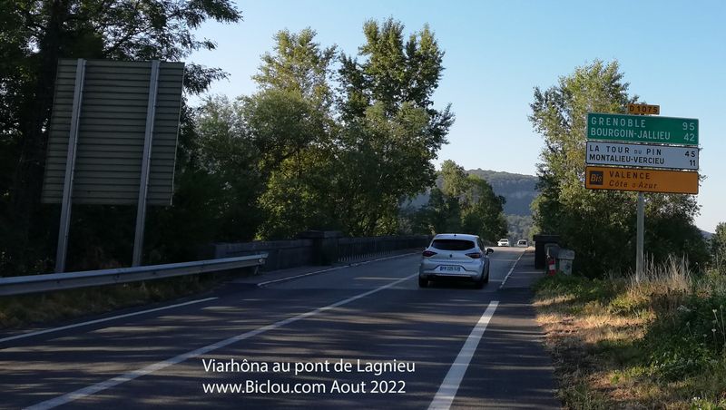 Viarhôna sur le pont de Lagnieu en 2022 : Serrez bien guidon et Fesses ..