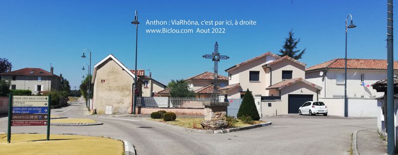 Anthon (Nord Isère) : ViaRhôna (Non encore Balisée) c'est à droite ici ..