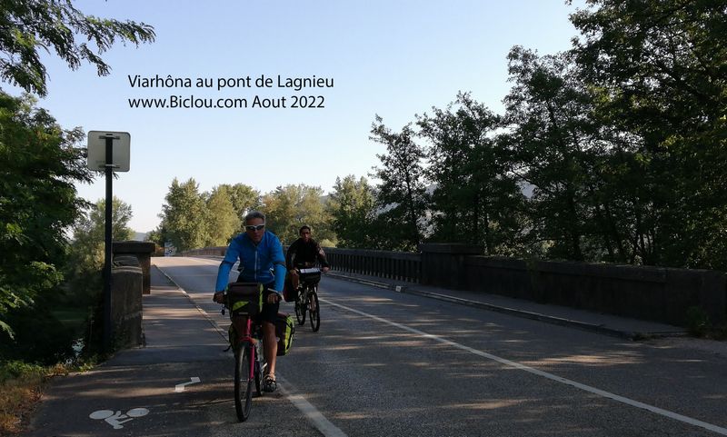 Sur ViaRhona : Sacochards à la sortie du Pont de Lagnieu (2022)