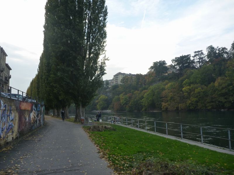 La via rhôna suit bien entendu, le fleuve Rhône vers le confluent avec l'Arve : La fameuse jonction