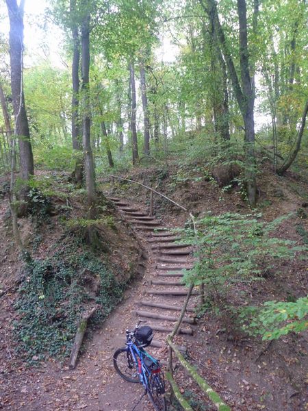 Cet escalier menant au Rhône à Genéve , ne se franchit que vélo sur l'épaule