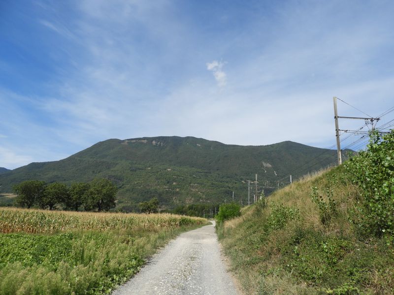 La véloroute V62 , en combe de Savoie, continue le long de la voie ferrée