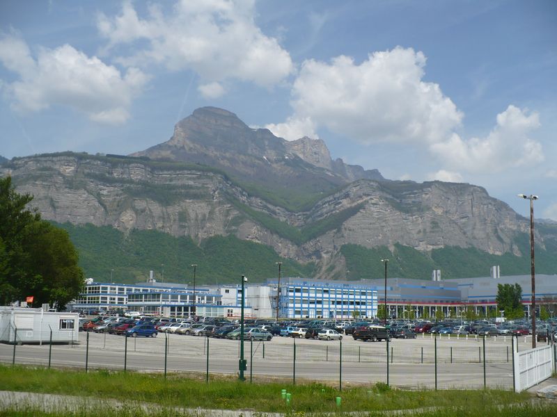 Industries de pointe à Crolles , au pied de la dent de Crolles