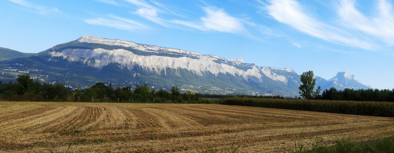 La barrière de la Chartreuse, vue de la plaine du Grésivaudan sur la voie dite verte V 63