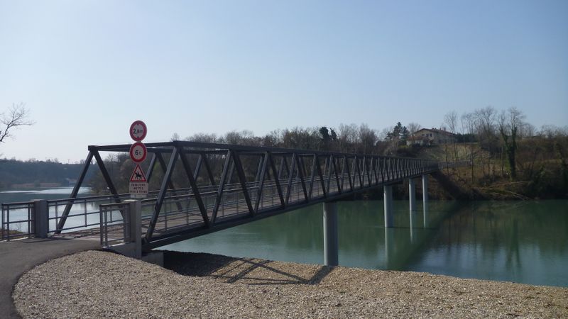 Une des quatre passerelles érigée pour V 63
