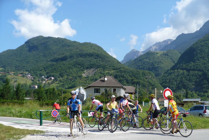 La voie dite verte, à la fameuse gare de Giez des favergiens, en arrière plan la route du col de la Forclaz Brrr ..