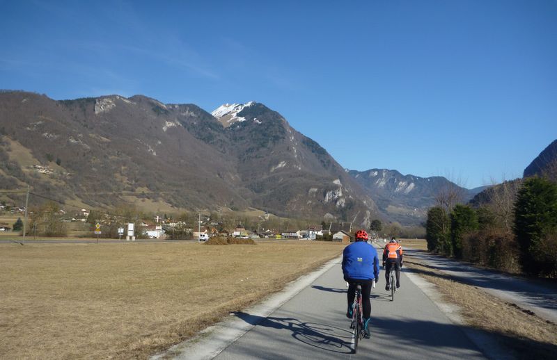 Sortie de Faverges en route vers Marlens et Ugine, en vue du Mont Charvin
