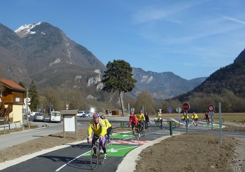 Le Vélo club d'Annecy en goguette, à la gare de Marlens