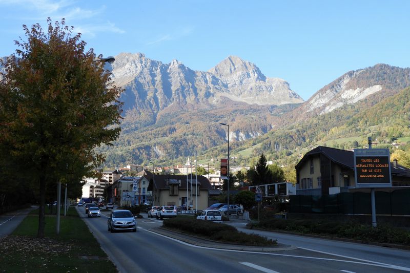 Sortie d'Ugine sous l'impressionante barrière du Mont Charvin