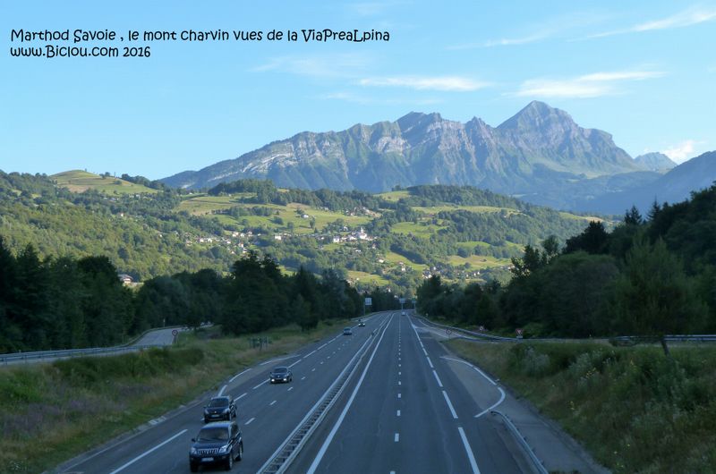 La route Ugine Albertville, l'ancienne route à gauche, empruntée par les cyclistes