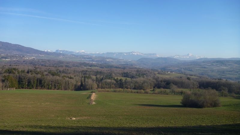 Claudio passe par les collines de l'avant pays savoyard ; apercevant le mont Blanc dans le fond du tableau