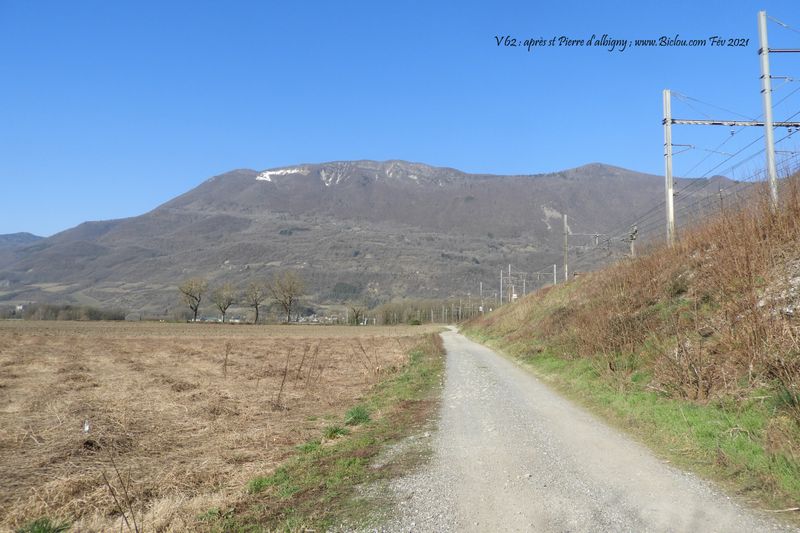 La ViaPreAlpina (V-62) devrait suivre la voie ferre ici par ce chemin dit Gravel ou strade bianche, en direction de Montlian ..