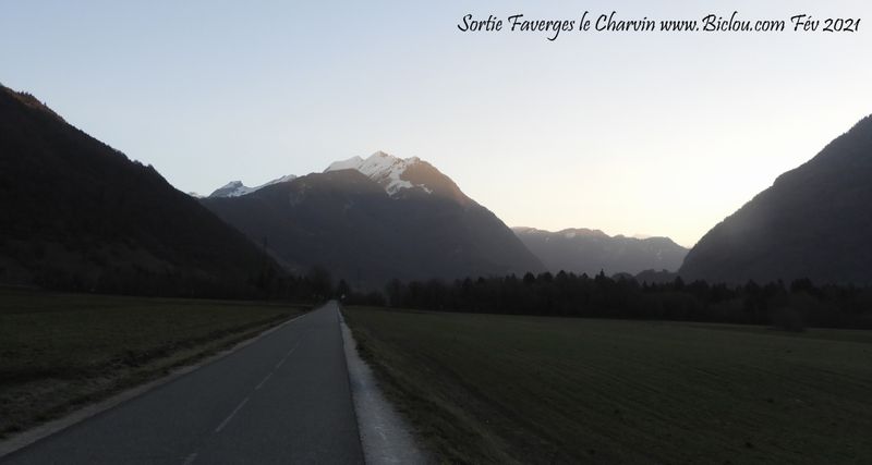 Sur la véloroute dite V-62 : Sortie de Faverges, soleil sur le Charvin ..