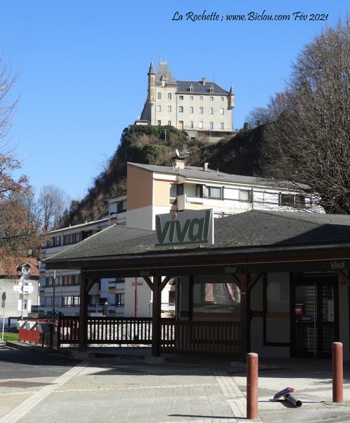 Retour en Favergie : passage devant le Château de la Rochette