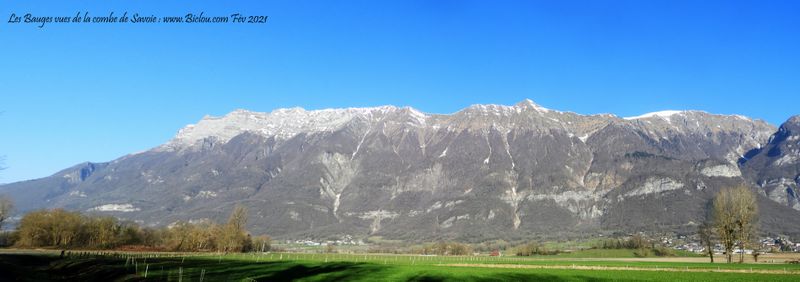 Sur la Véloroute dite V-62 : La barrière des Bauges vue de la Combe de Savoie